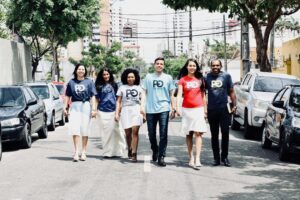 Grupo de personas caminando juntas en la calle, reflejando unidad y habilidades blandas intrapersonales.