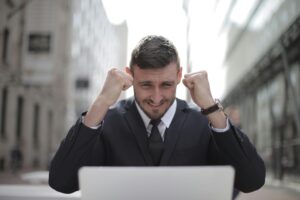 Hombre de negocios frustrado frente a su portátil, representando la necesidad de habilidades blandas como la gestión del estrés.