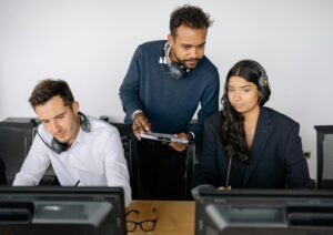 Supervisor exhibiendo habilidades blandas en el lugar de trabajo.