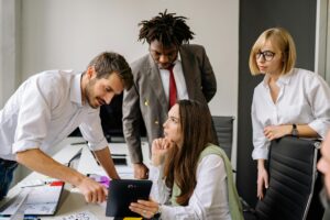 Un grupo de profesionales colaborando en una estrategia, evidenciando habilidades blandas y competencias interpersonales.